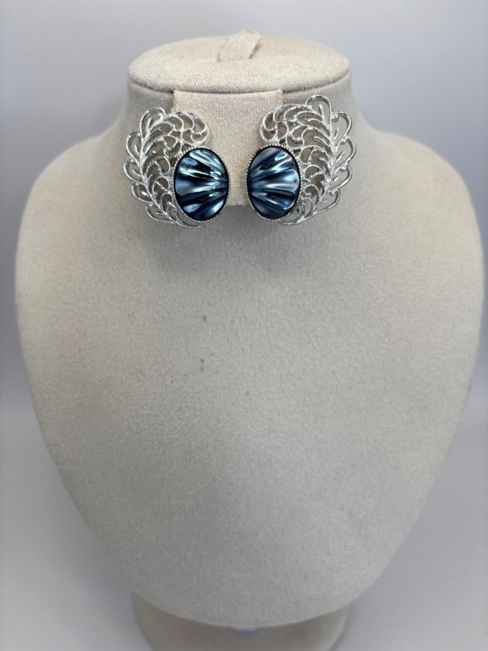Sarah Coventry Royal Plumage Silver Tone Filigree Blue Center Clip On Earrings